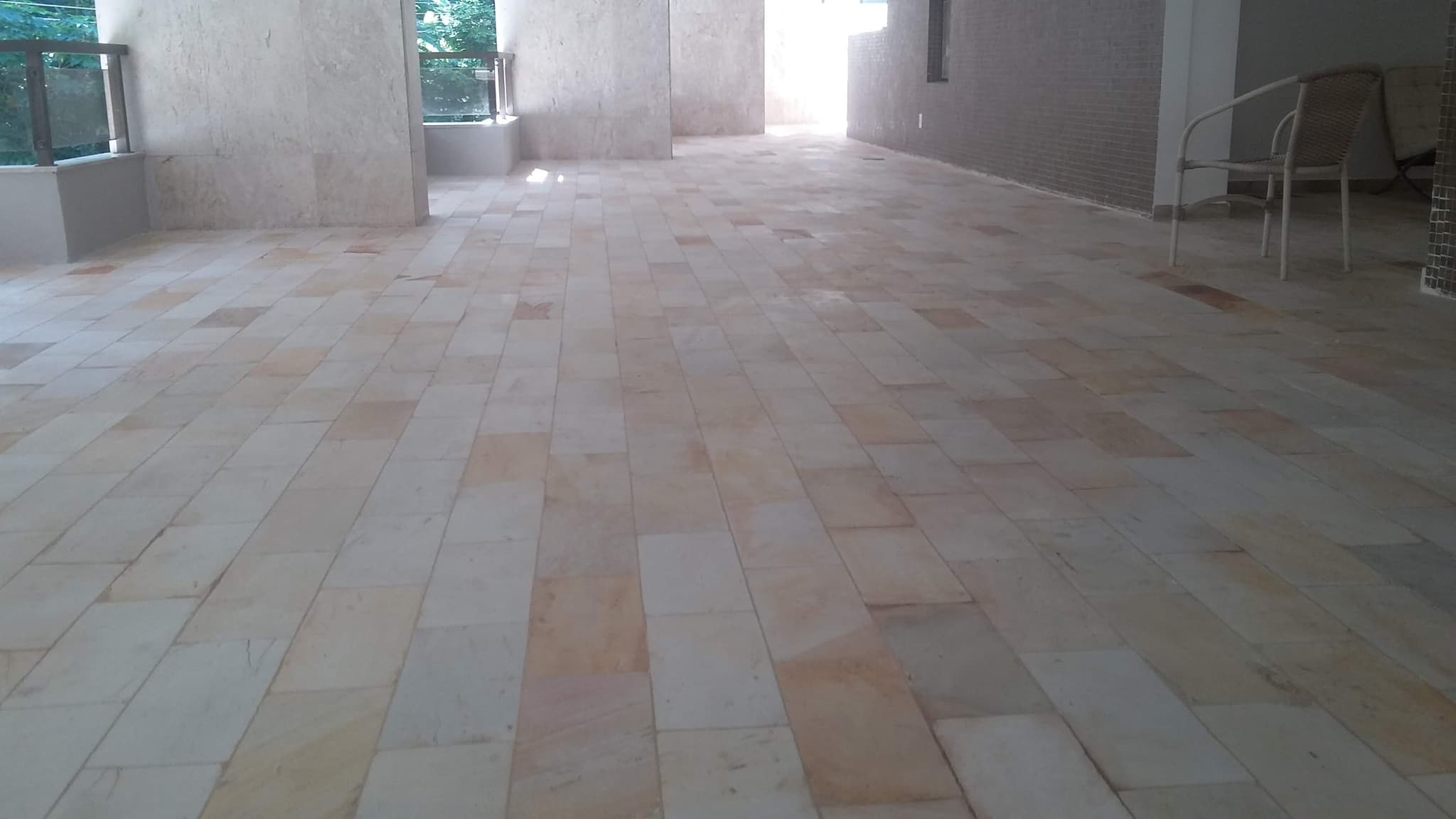 Salão amplo com piso de mármore restaurado - Copacabana, Rio de Janeiro
